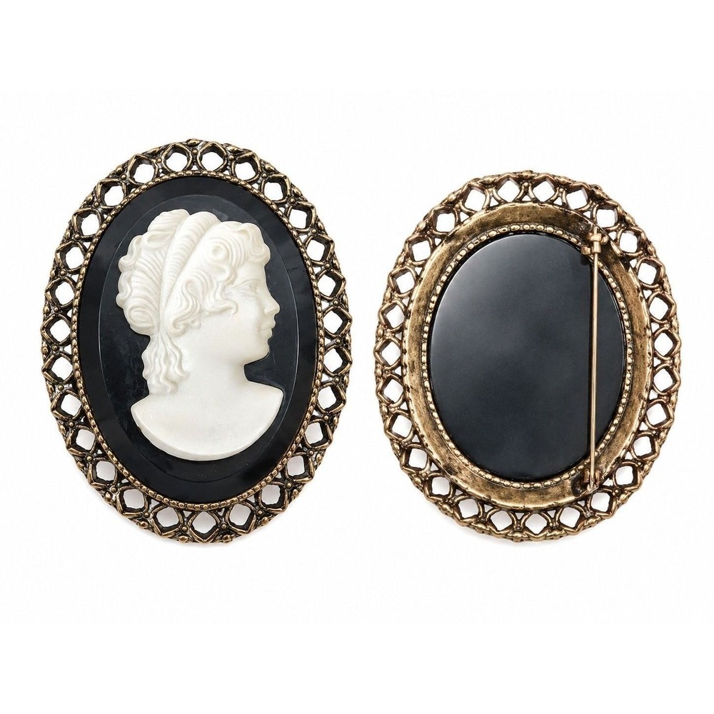 ⚜️77. Frosted Glass Cameo Brooch